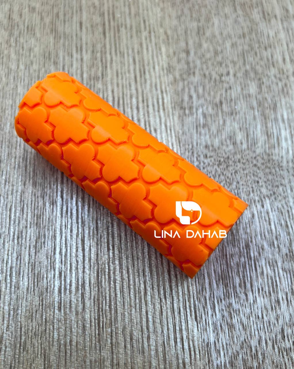 TEXTURE ROLLER FOR POLYMER CLAY AND FONDANT
رولة لعمل ملمس في عجينة السكر و البوليمر كلاي