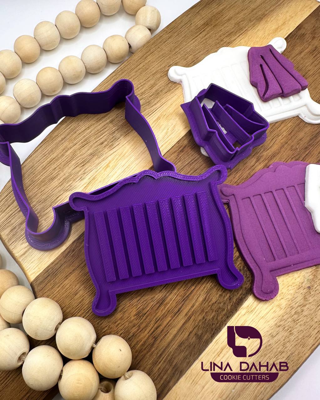 قطاعة كوكيز مع ختم على شكل سرير مع بطانية مواليد