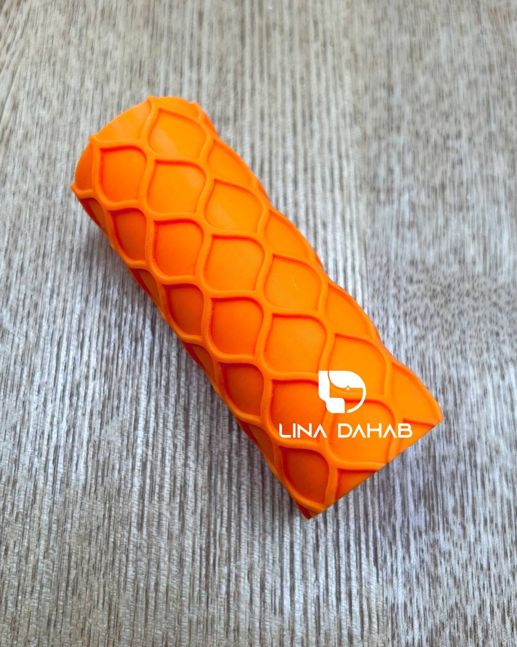 TEXTURE ROLLER FOR POLYMER CLAY AND FONDANT
رولة لعمل ملمس في عجينة السكر و البوليمر كلاي