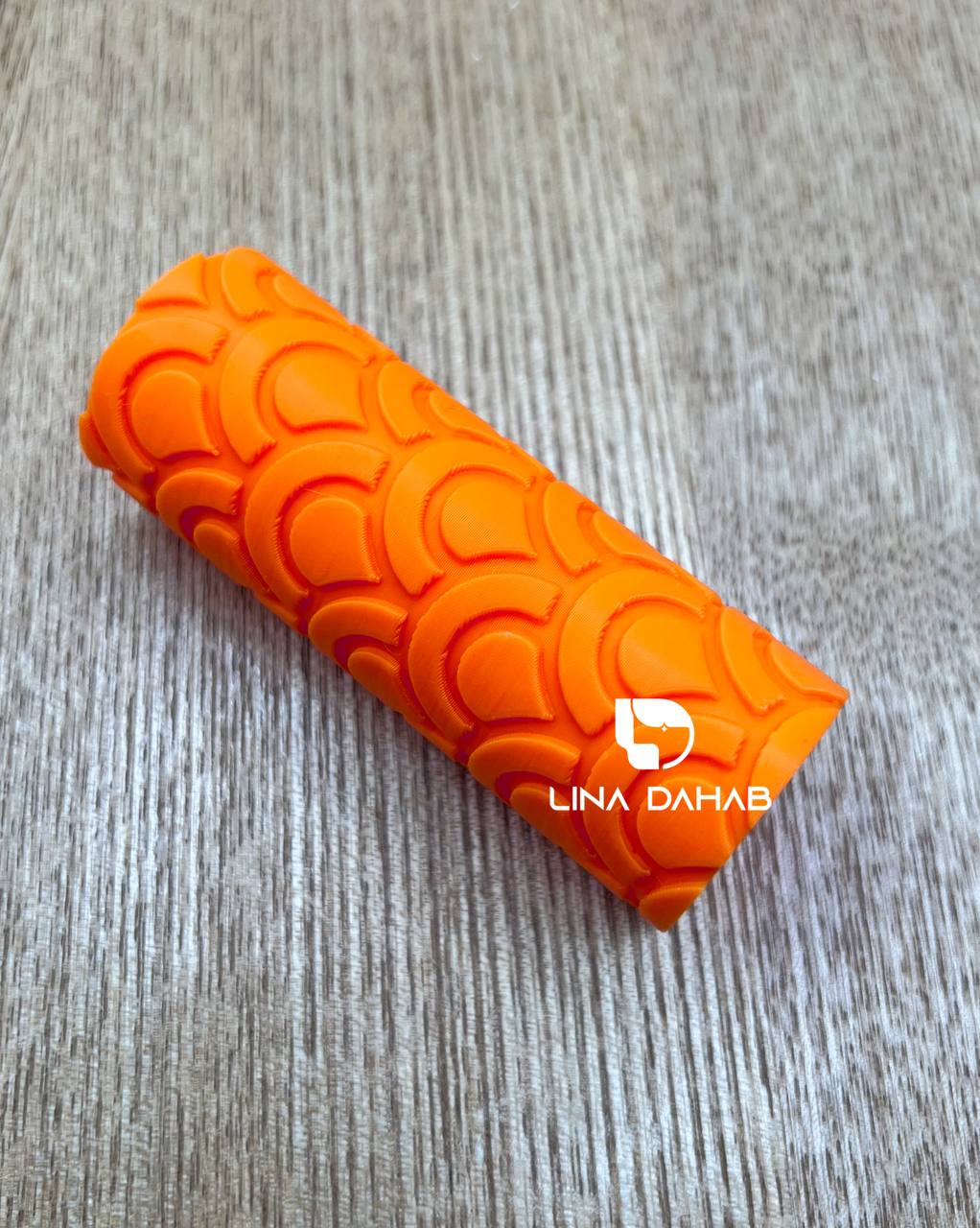 TEXTURE ROLLER FOR POLYMER CLAY AND FONDANT
رولة لعمل ملمس في عجينة السكر و البوليمر كلاي