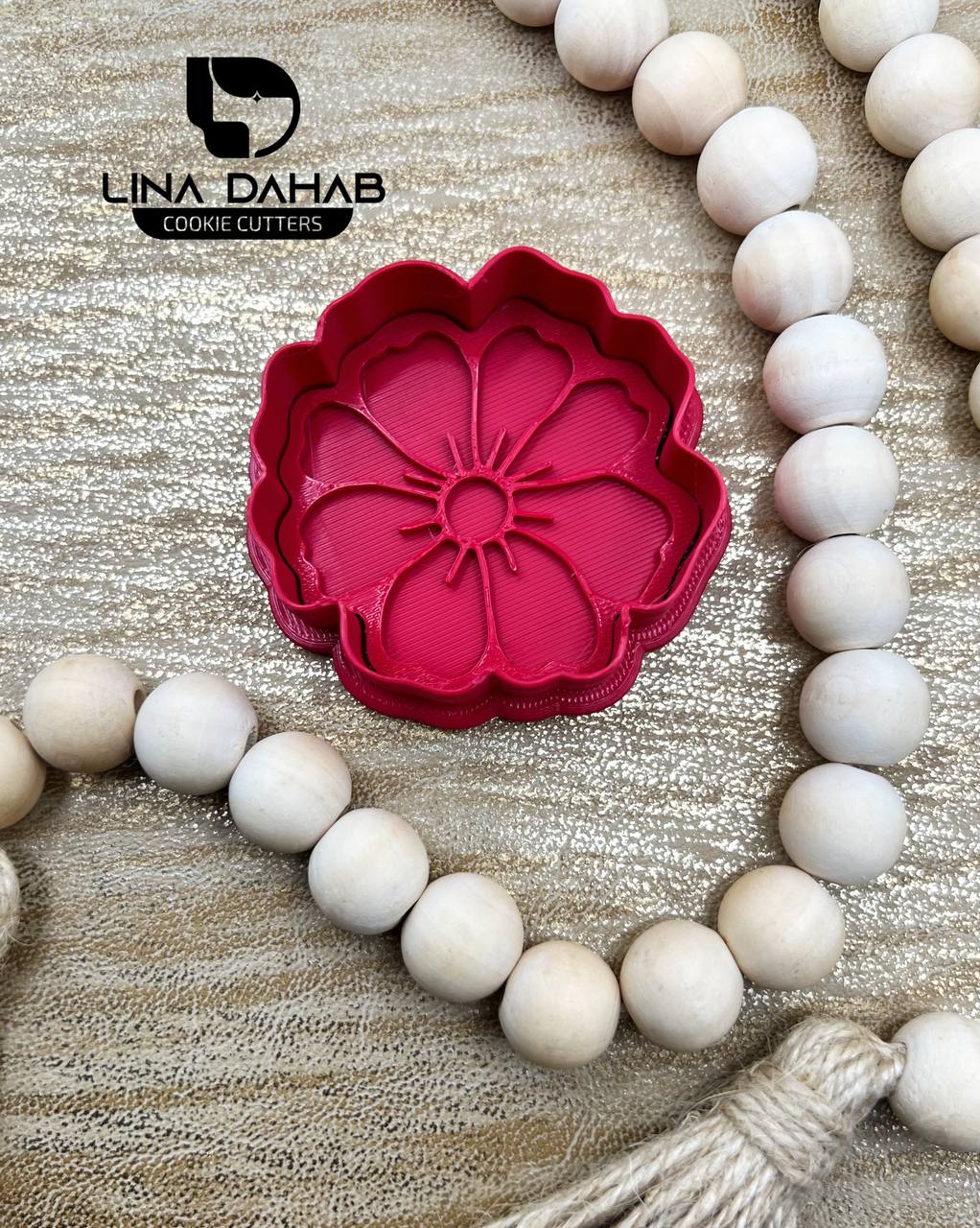 قطاعة مع ختم على شكل وردة