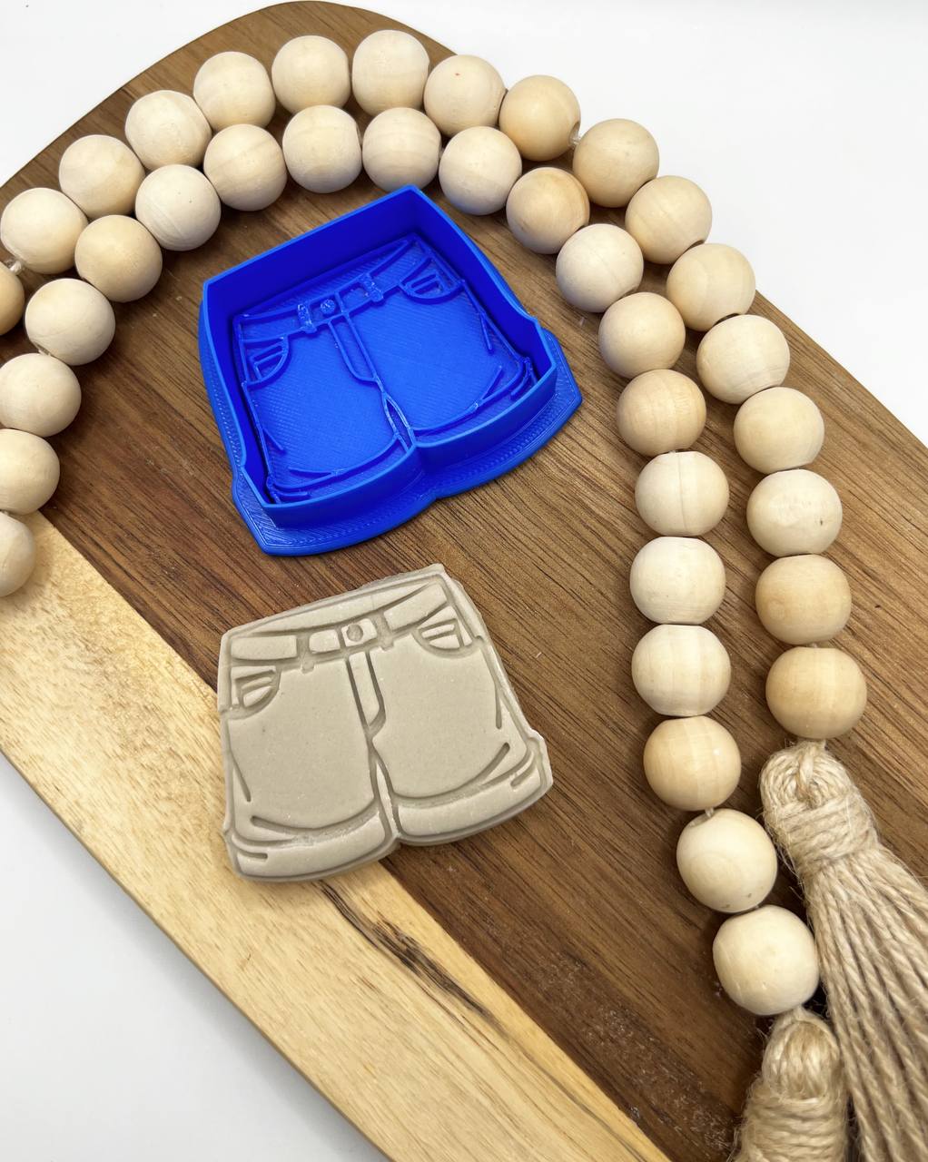 قطاعة مع ختم على شكل شورت جينز
ثيم مواليد