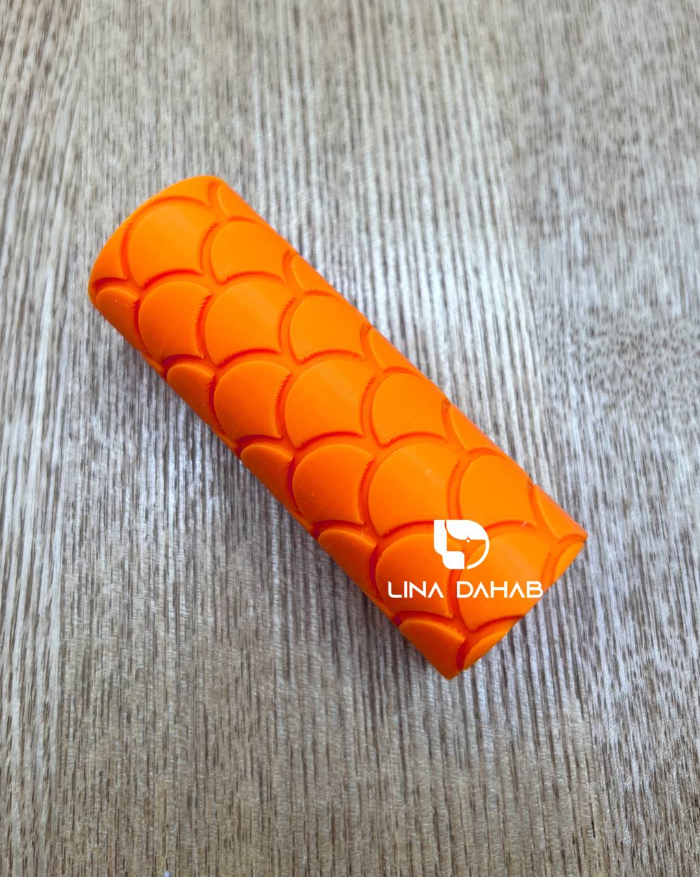 TEXTURE ROLLER FOR POLYMER CLAY AND FONDANT
رولة لعمل ملمس في عجينة السكر و البوليمر كلاي