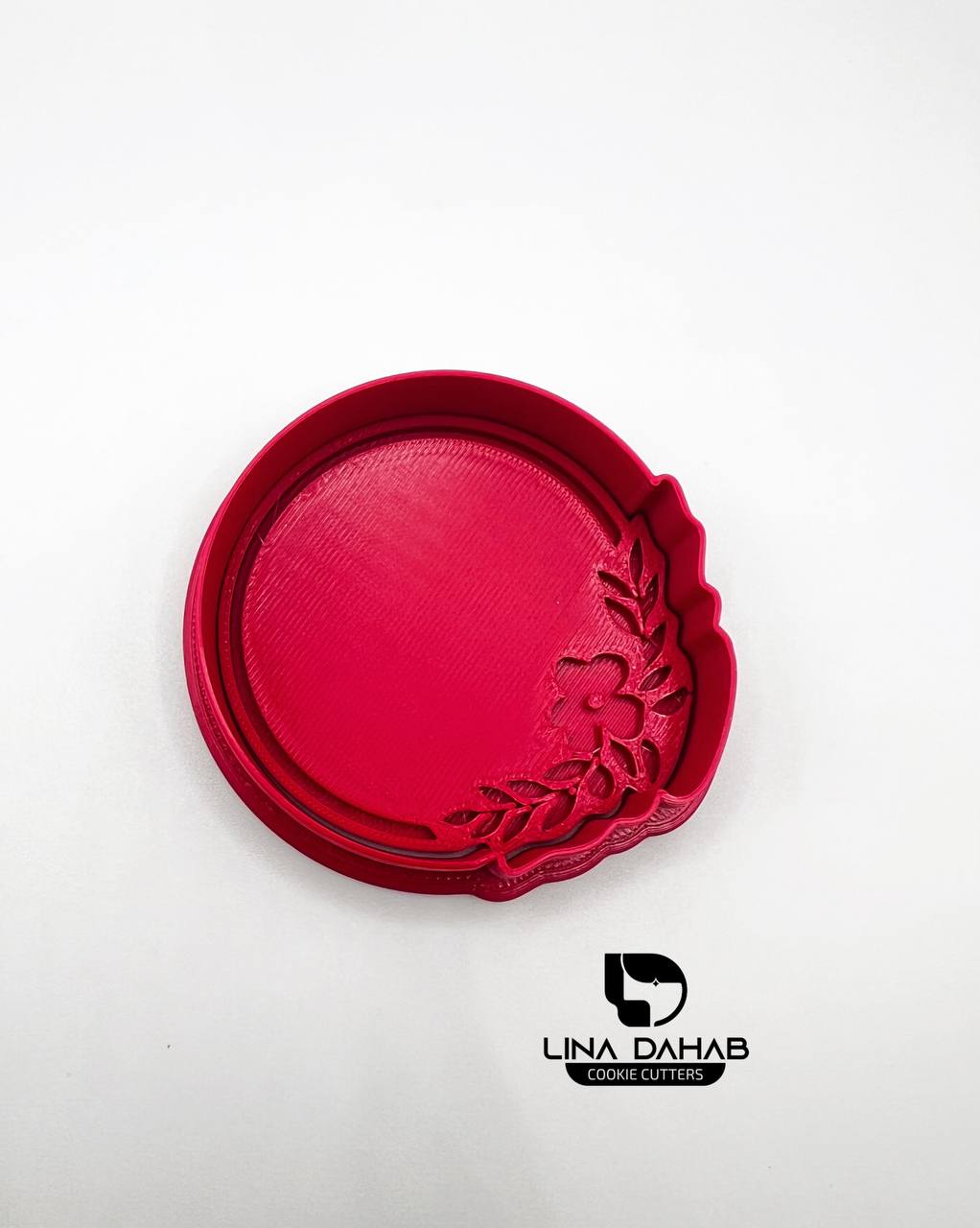 قطاعة كوكيز مع ختم لعجينة السكر على
شكل برواز دائري مع ورود لكتابة اسماء العرسان