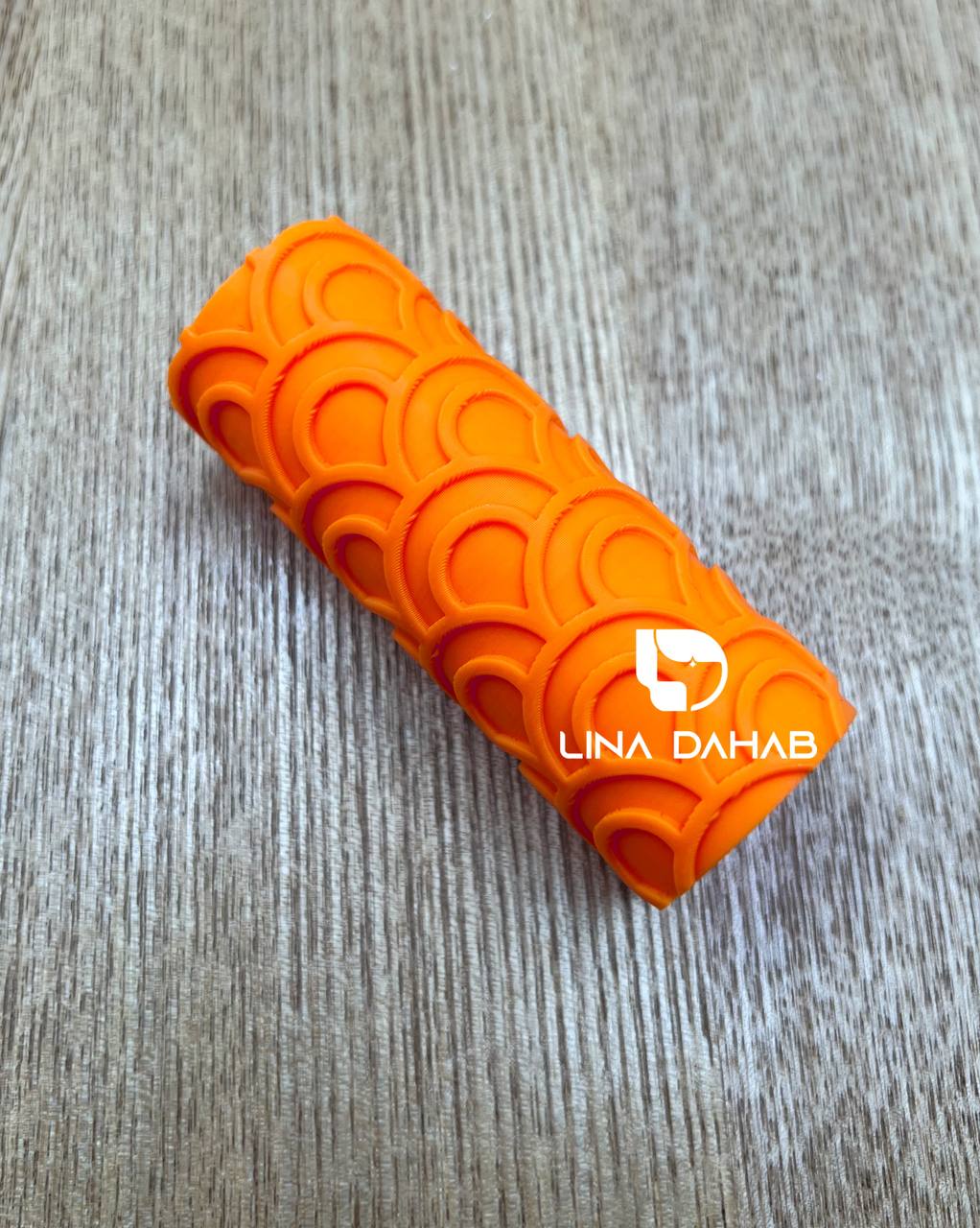 TEXTURE ROLLER FOR POLYMER CLAY AND FONDANT
رولة لعمل ملمس في عجينة السكر و البوليمر كلاي