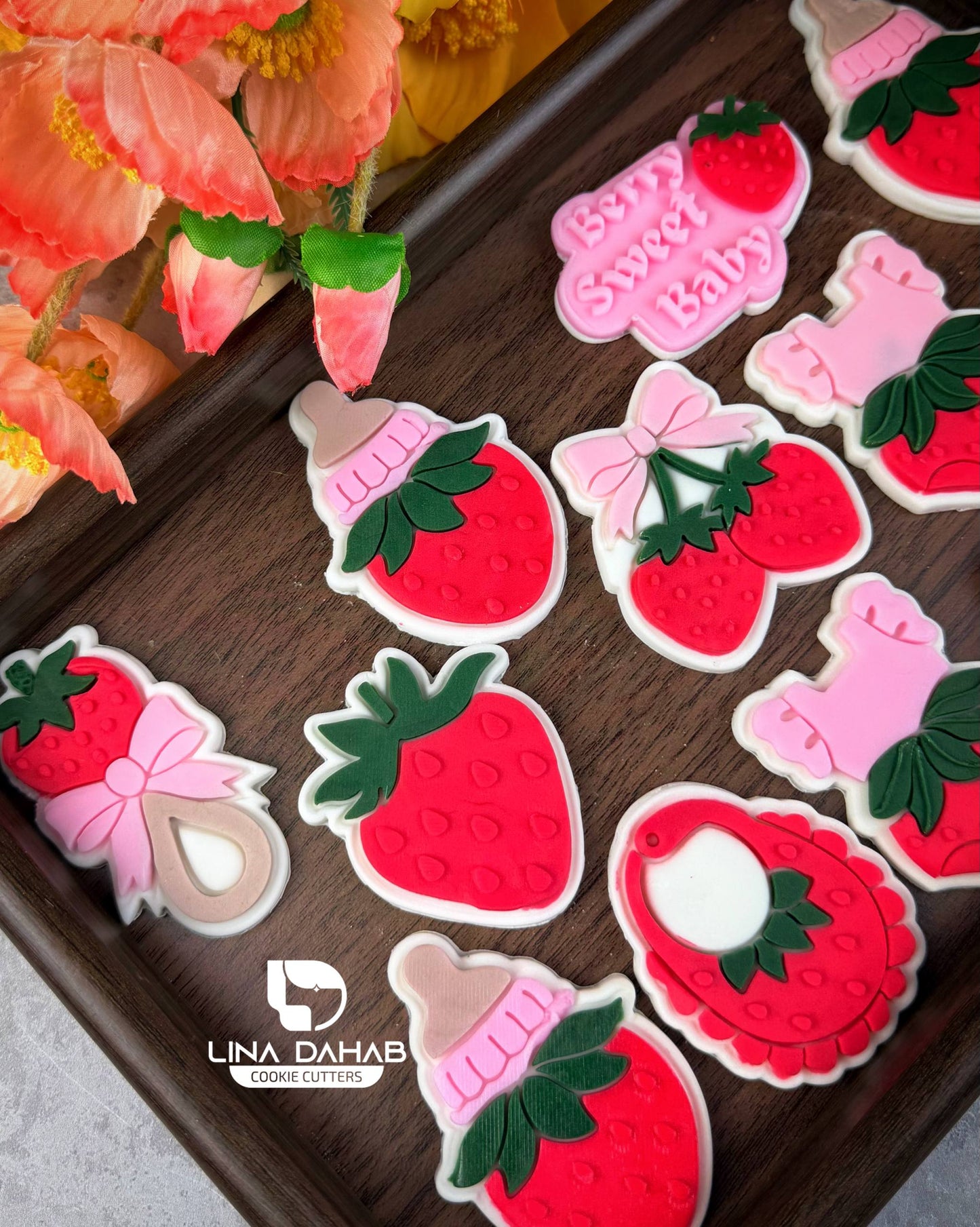 بزة على شكل فراولة Strawberry Milk Bottle Cookie Cutter