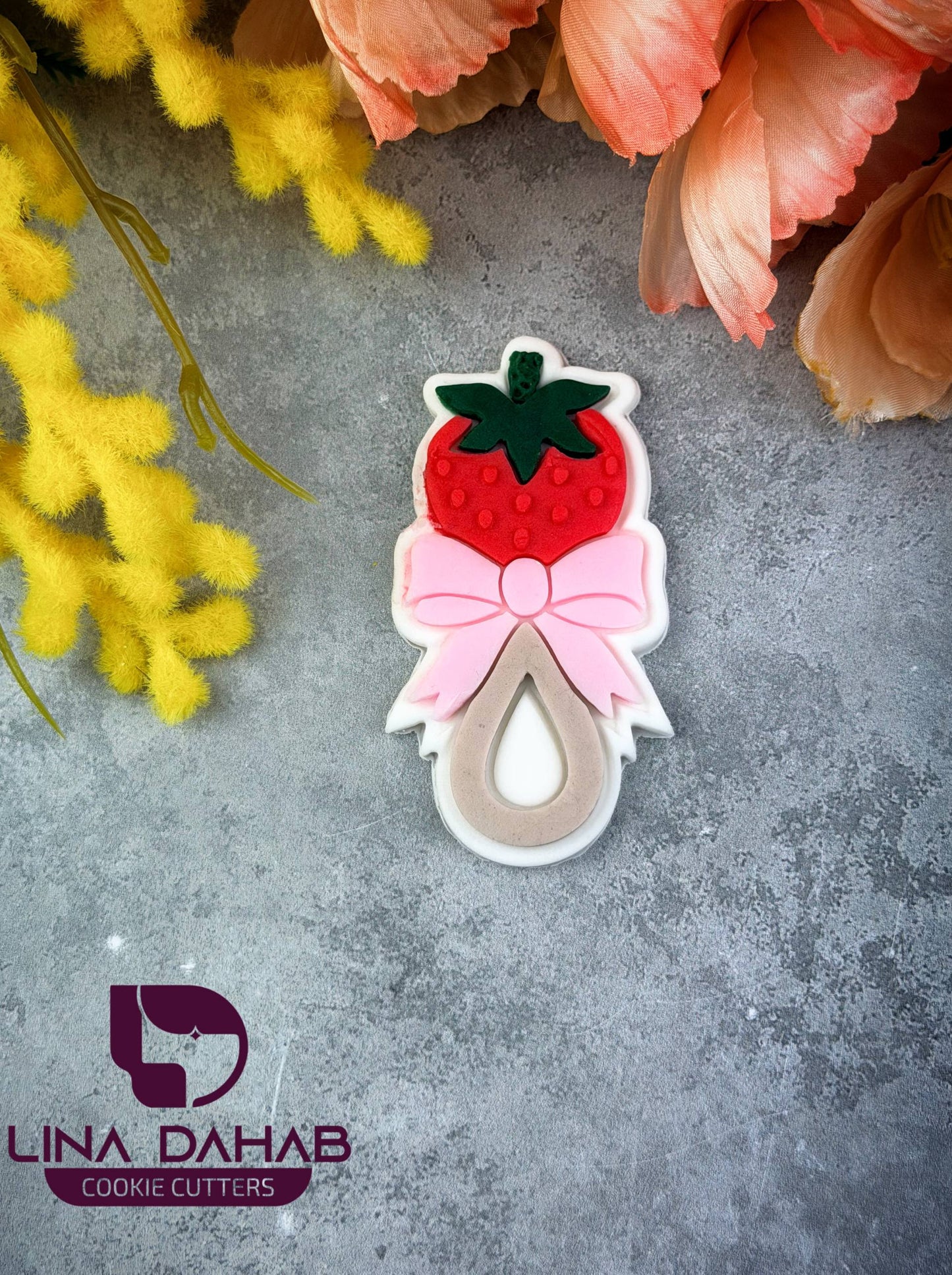 كشكوشة اطفال على شكل فراولة strawberry rattle cookie cutter