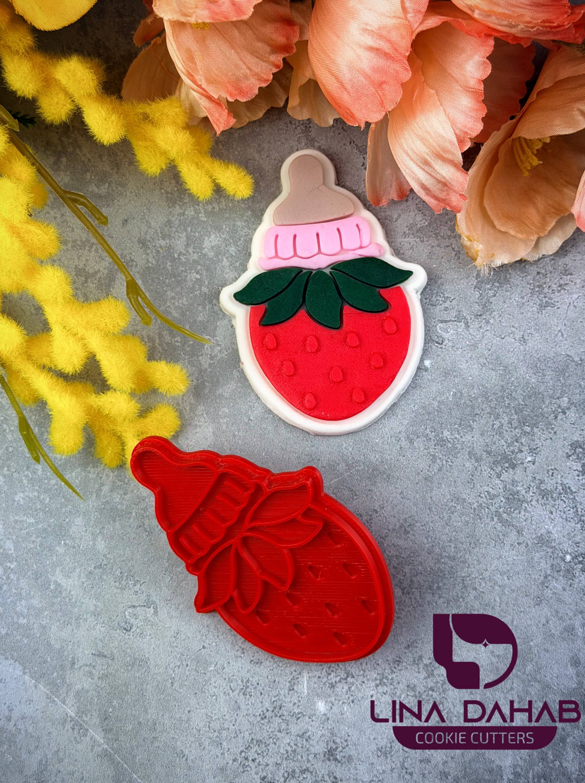 بزة على شكل فراولة Strawberry Milk Bottle Cookie Cutter