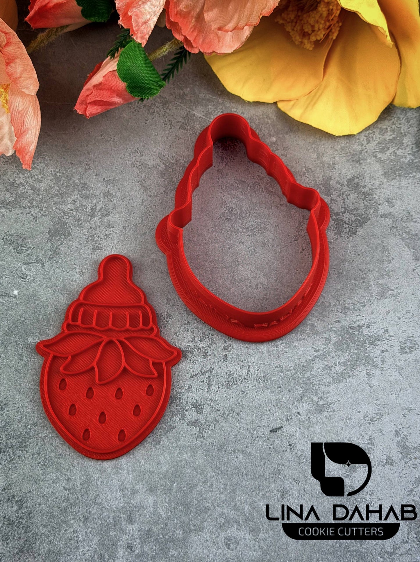 بزة على شكل فراولة Strawberry Milk Bottle Cookie Cutter