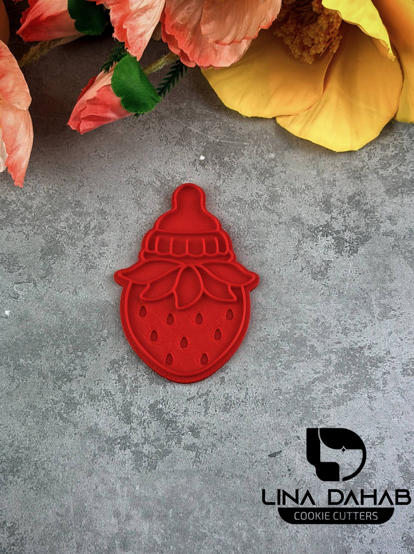 بزة على شكل فراولة Strawberry Milk Bottle Cookie Cutter