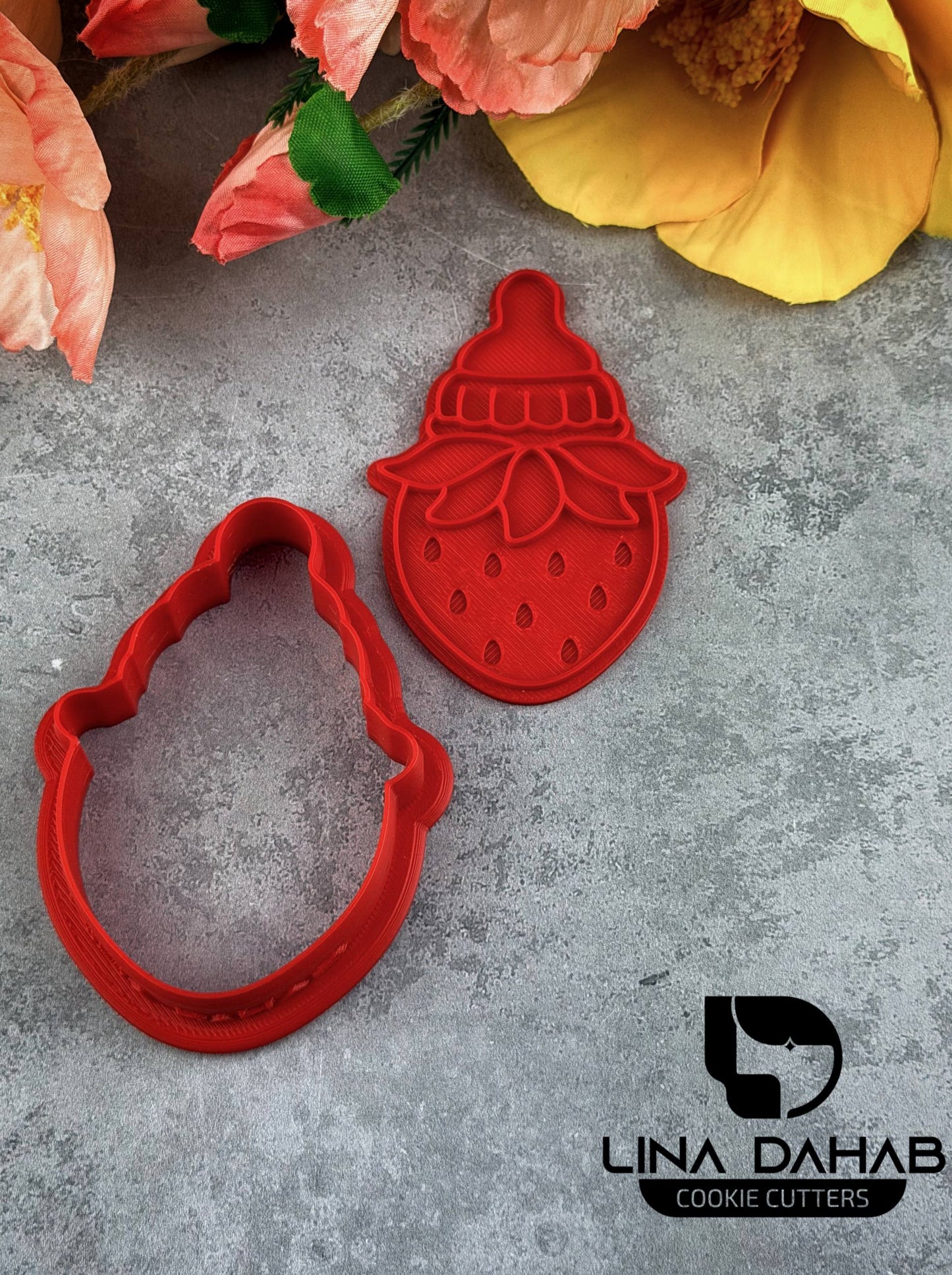 بزة على شكل فراولة Strawberry Milk Bottle Cookie Cutter