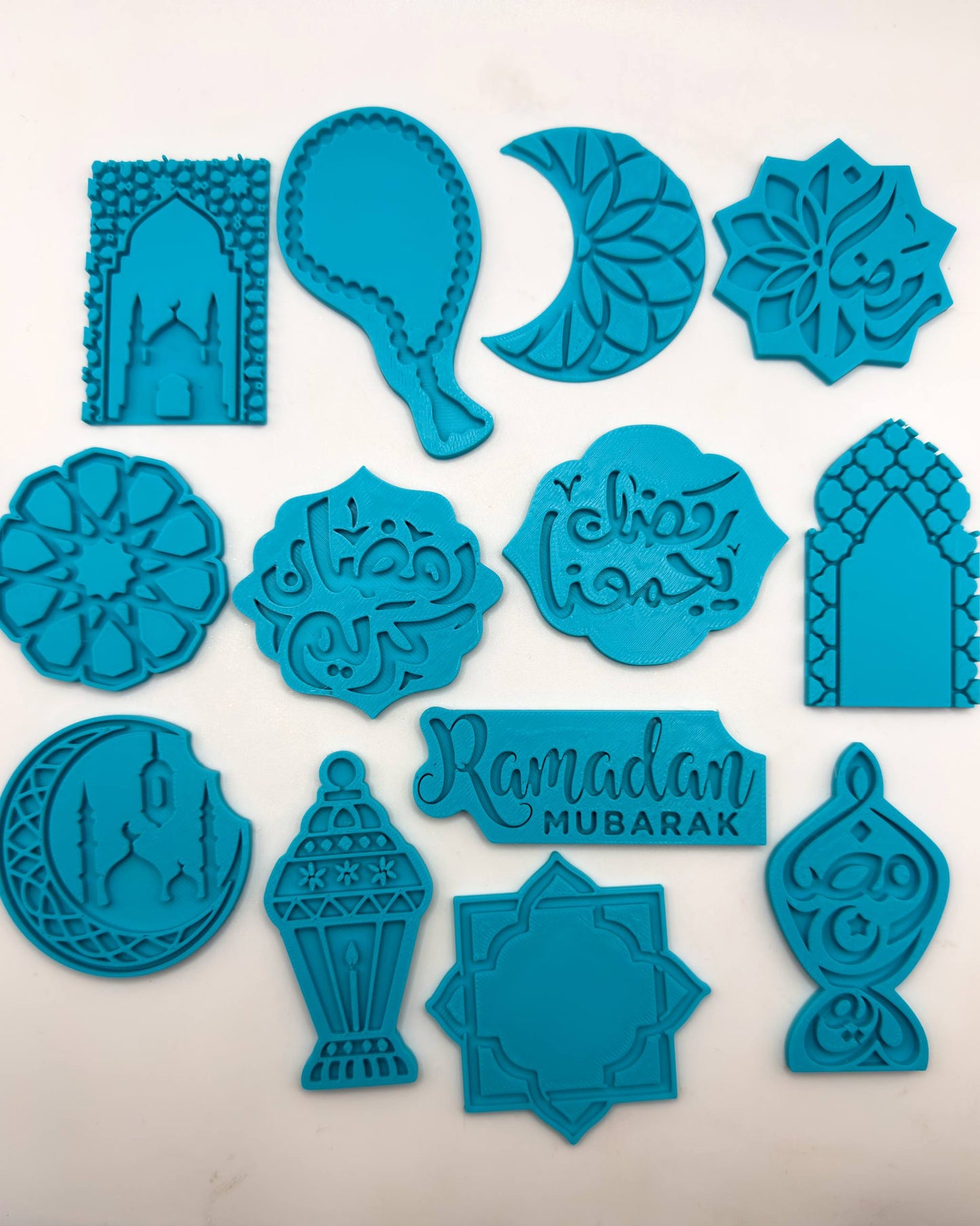 مجموعة مكونة من 13 قطاعة مع ختم رمضان كريم