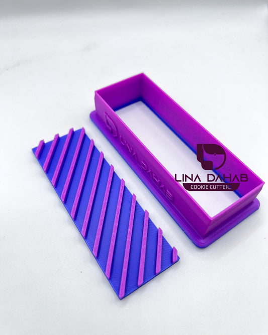 قطاعه منين مع ختم على شكل خطوط مائلة