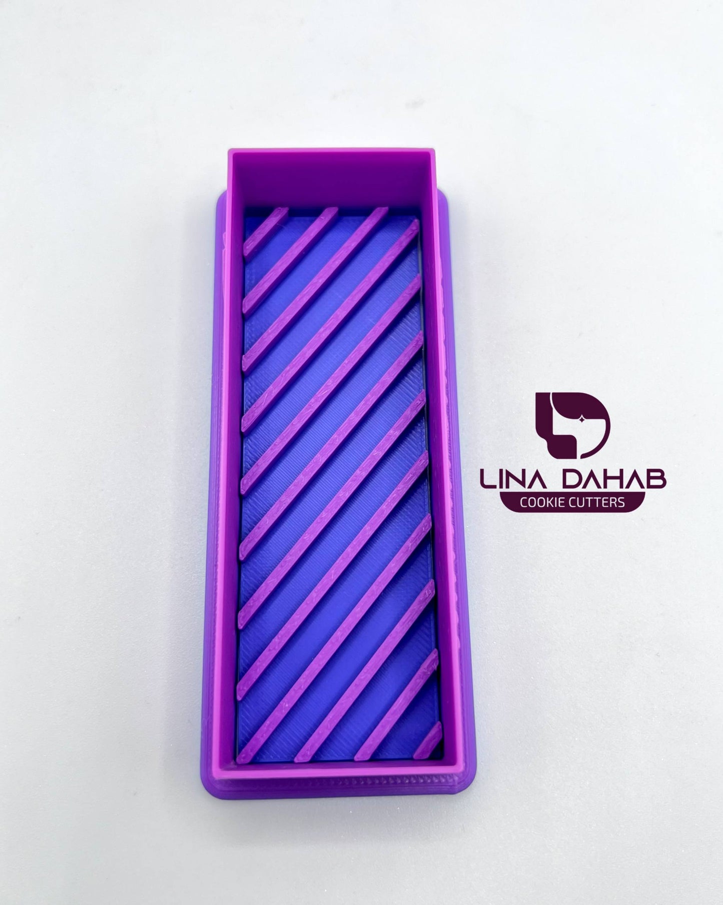 قطاعه منين مع ختم على شكل خطوط مائلة