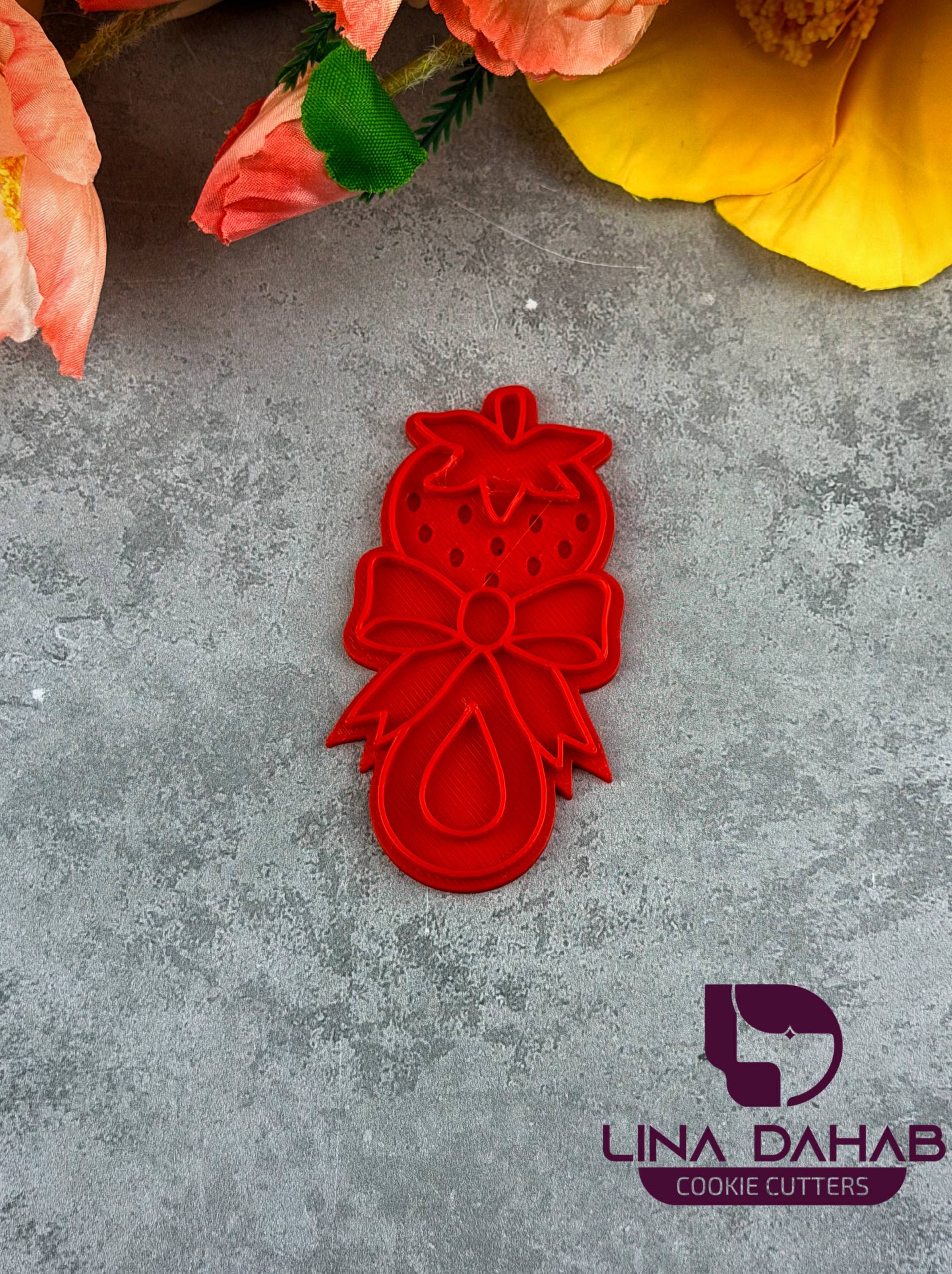 كشكوشة اطفال على شكل فراولة strawberry rattle cookie cutter